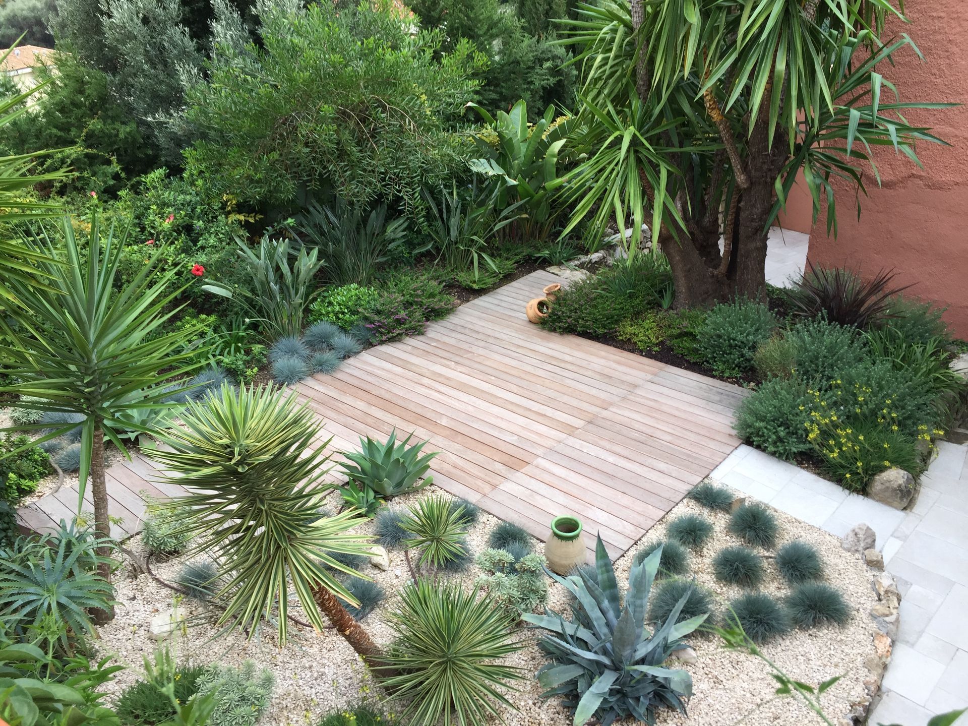 Jardin mediterrannéen avec terrasse en bois