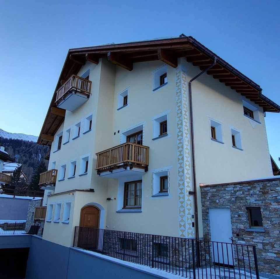 Ein leerer Raum mit weißen Wänden und einer Glasschiebetür, Mercuri Gipser & Maler AG