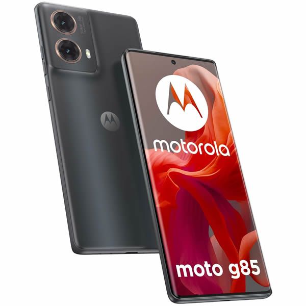 Se muestra el smartphone Motorola Moto G85 por delante y por detrás en color gris oscuro con pantalla roja.