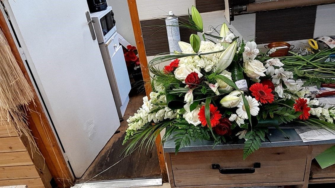 Fleurs blanches et rouges