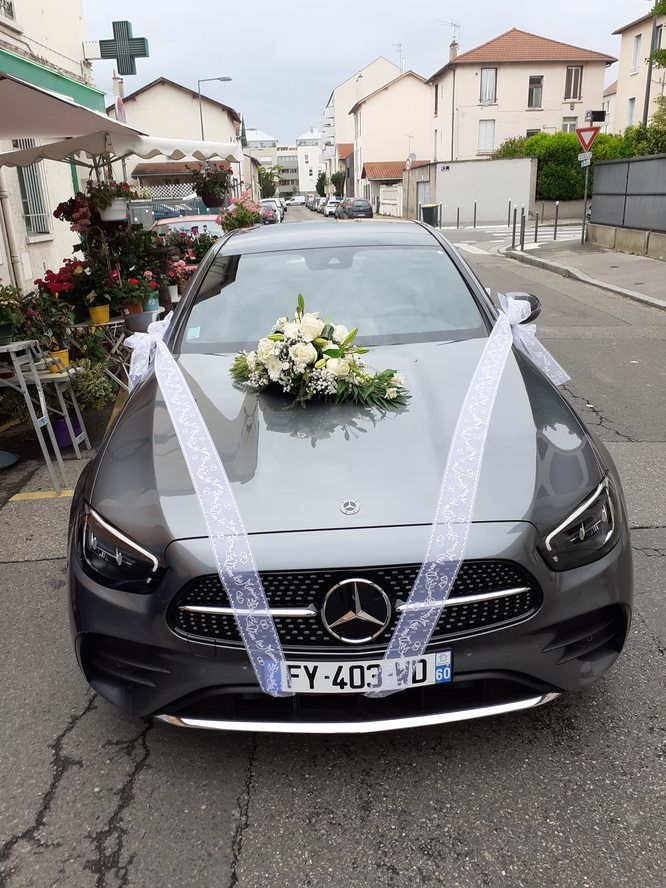 Décoration de voiture grise pour mariage
