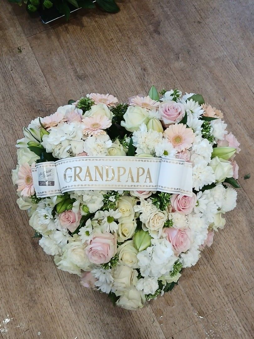Hommage floral en forme de cœur, blanc et rose pastel