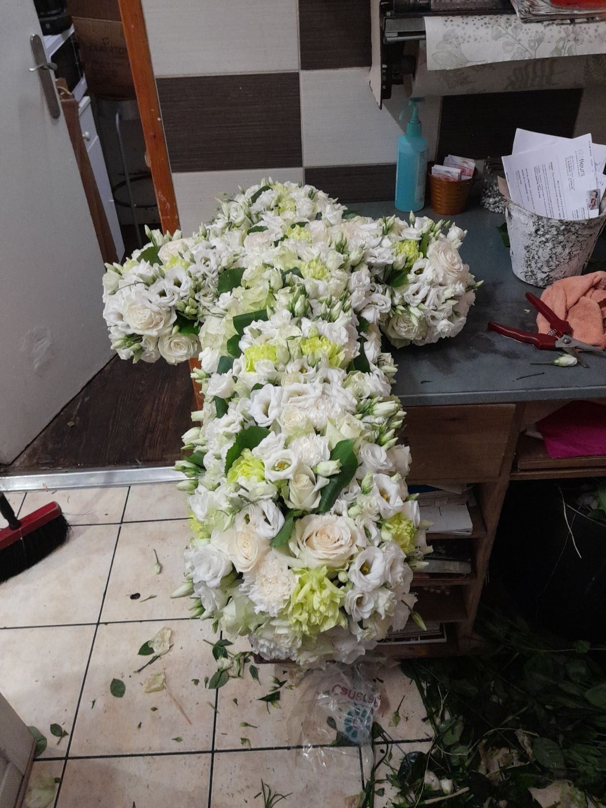 Croix de fleurs blanches et vertes claires