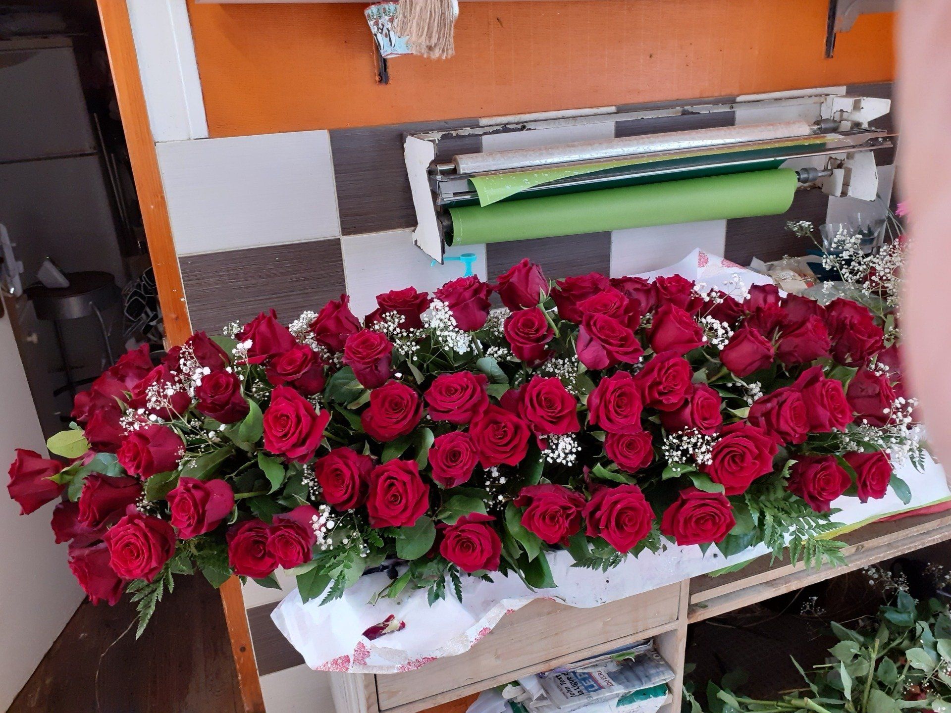 Dessus de cercueil composé d'une multitude de roses rouges