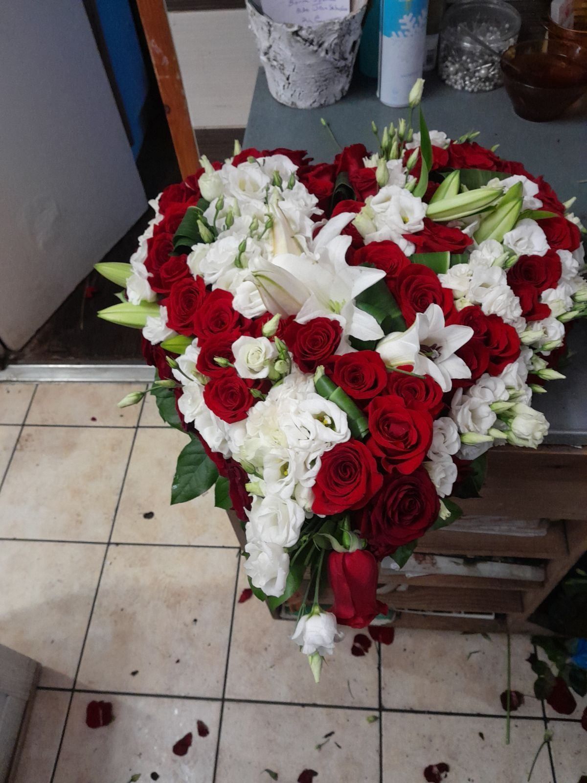 Cœur de deuil composé de roses rouges et blanches