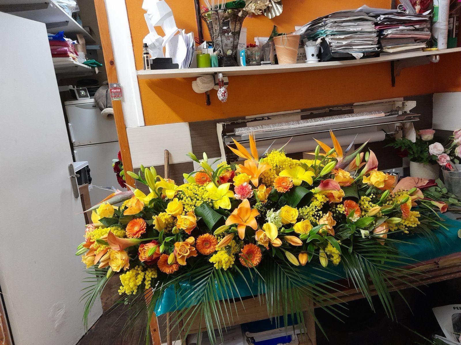 Dessus de cercueil avec des fleurs jaunes