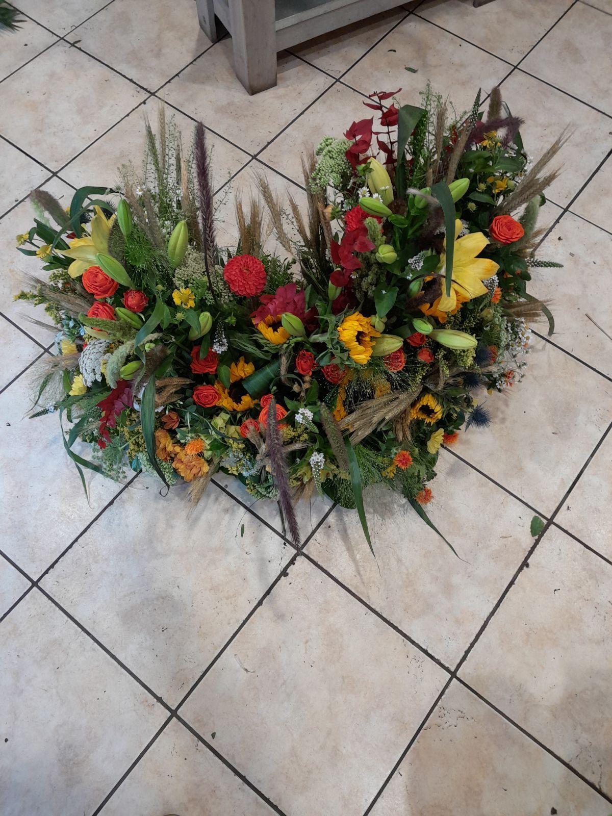 Devant de tombe composé de fleurs de toutes les couleurs