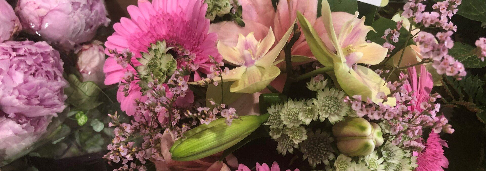 Bouquets de fleurs roses et blanches