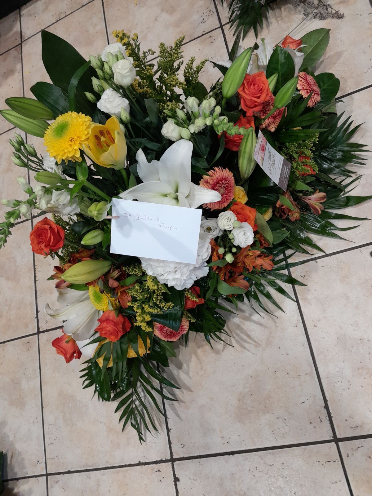 Dessus de cercueil avec une lettre