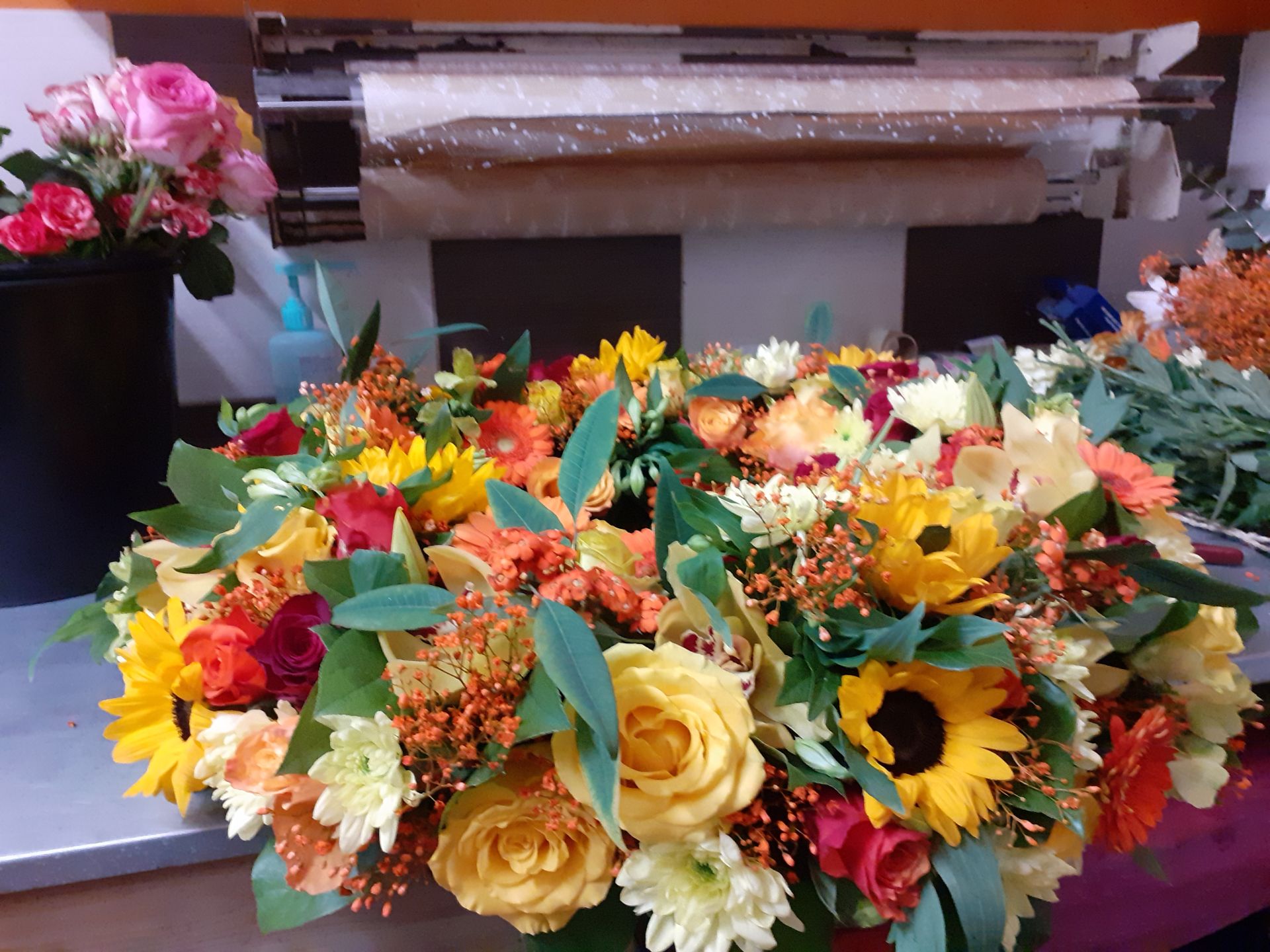 Fleurs de deuil dessus de cercueil