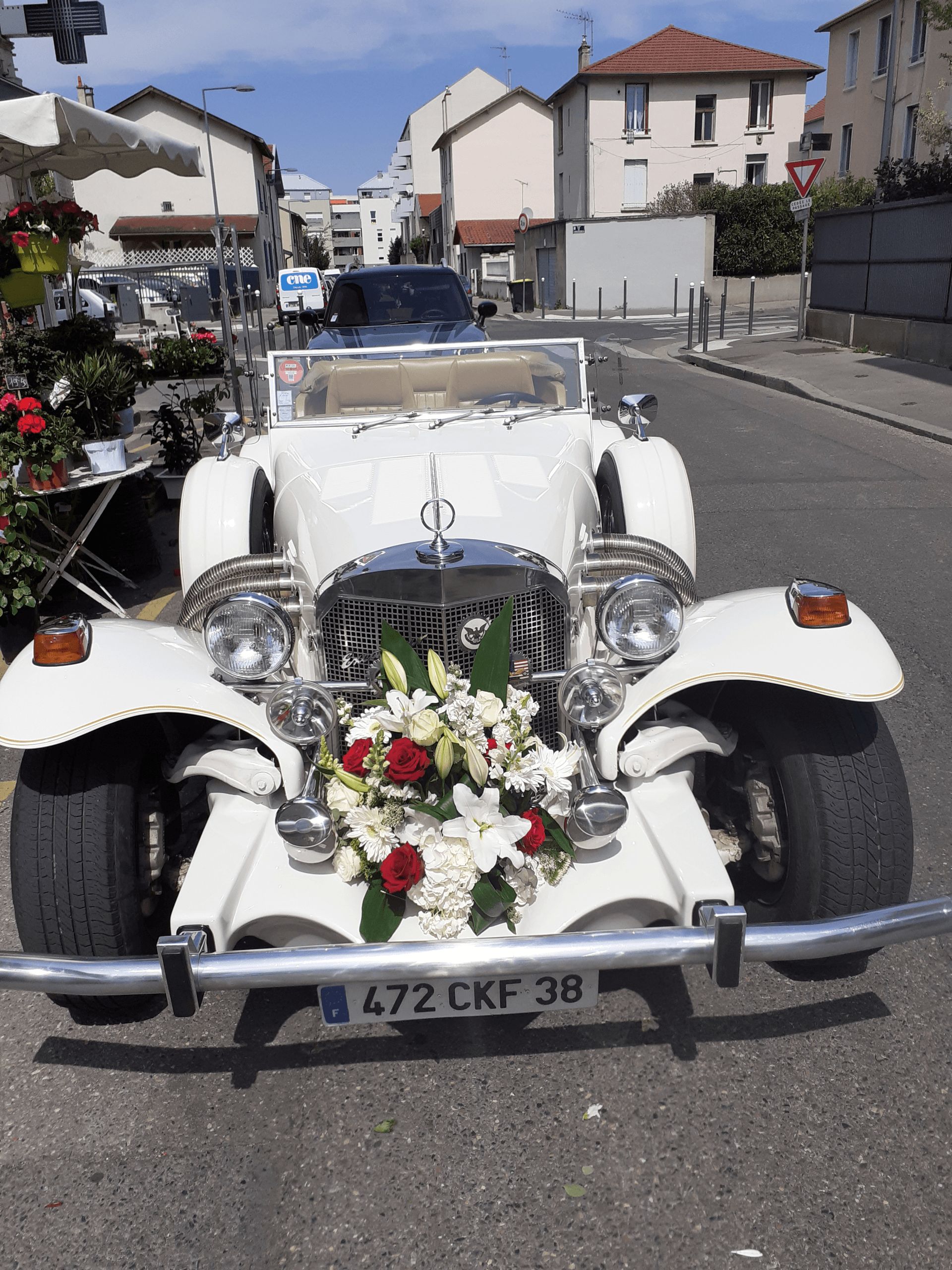 Décoration de voiture blanche pour mariage