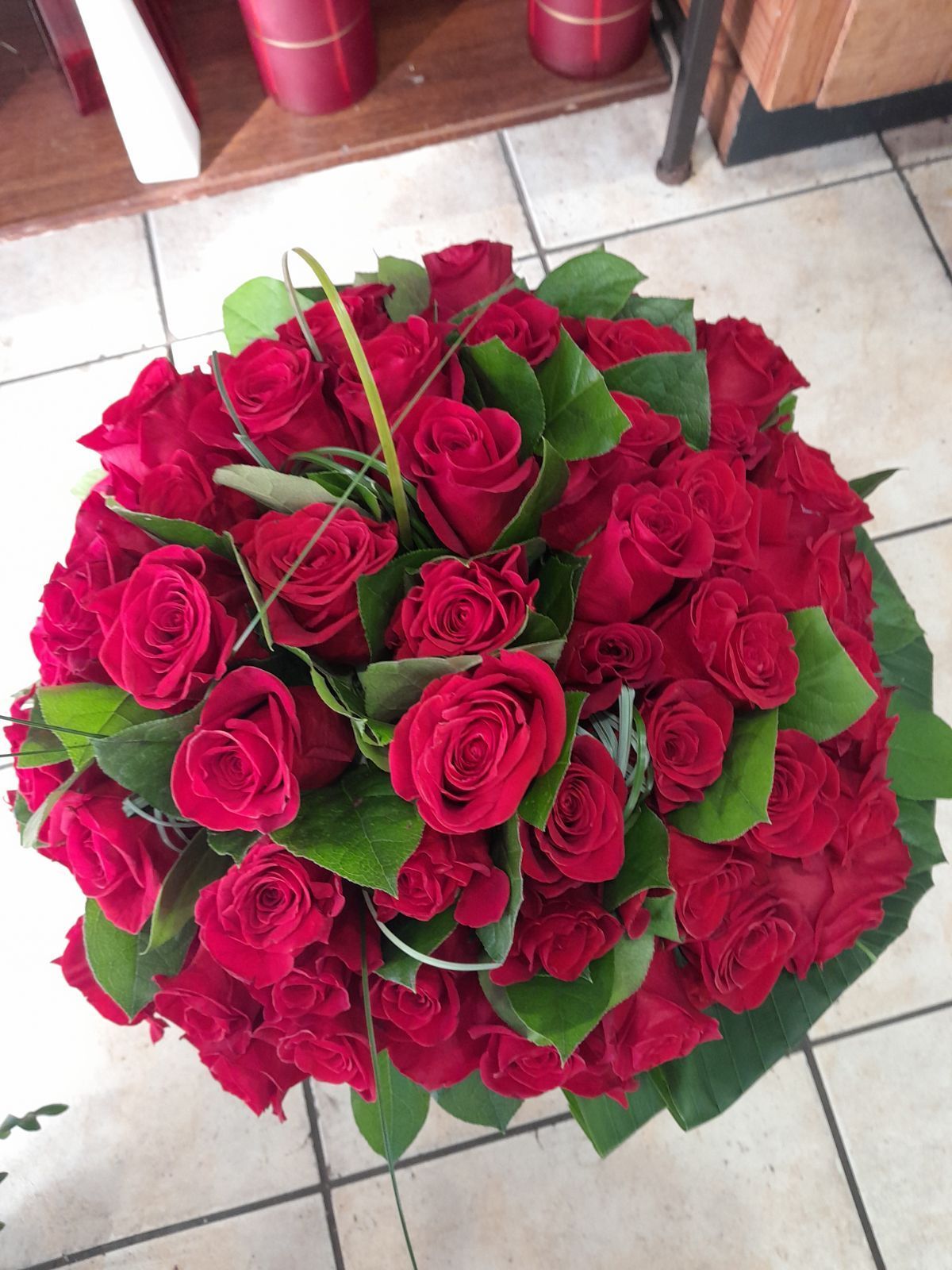 Bouque rond composé de roses rouges