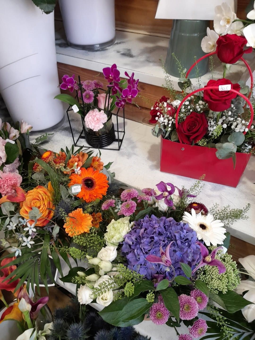 Plusieurs compositions de fleurs de différentes couleurs