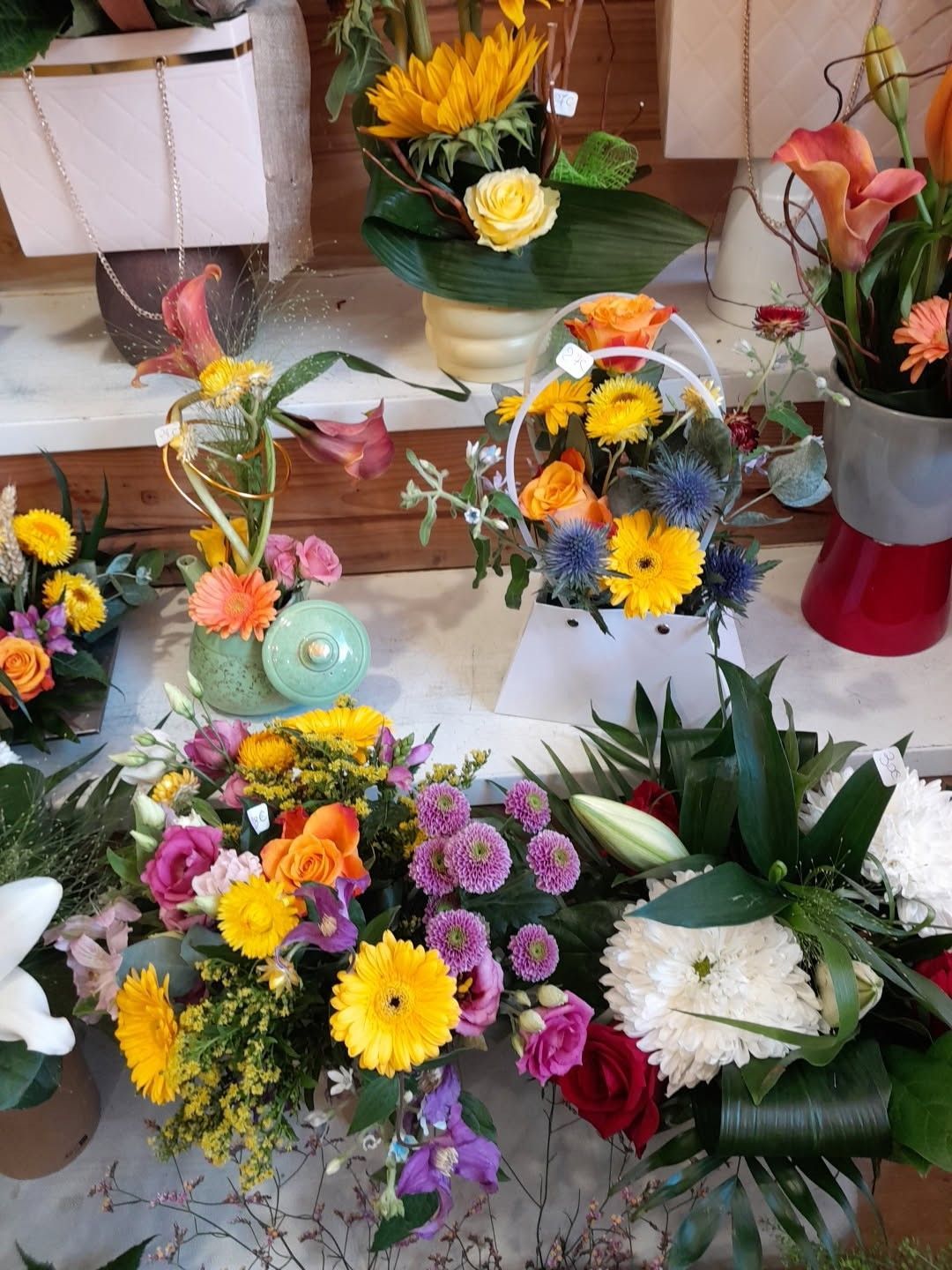 Plusieurs compositions de fleurs piquées sur des supports