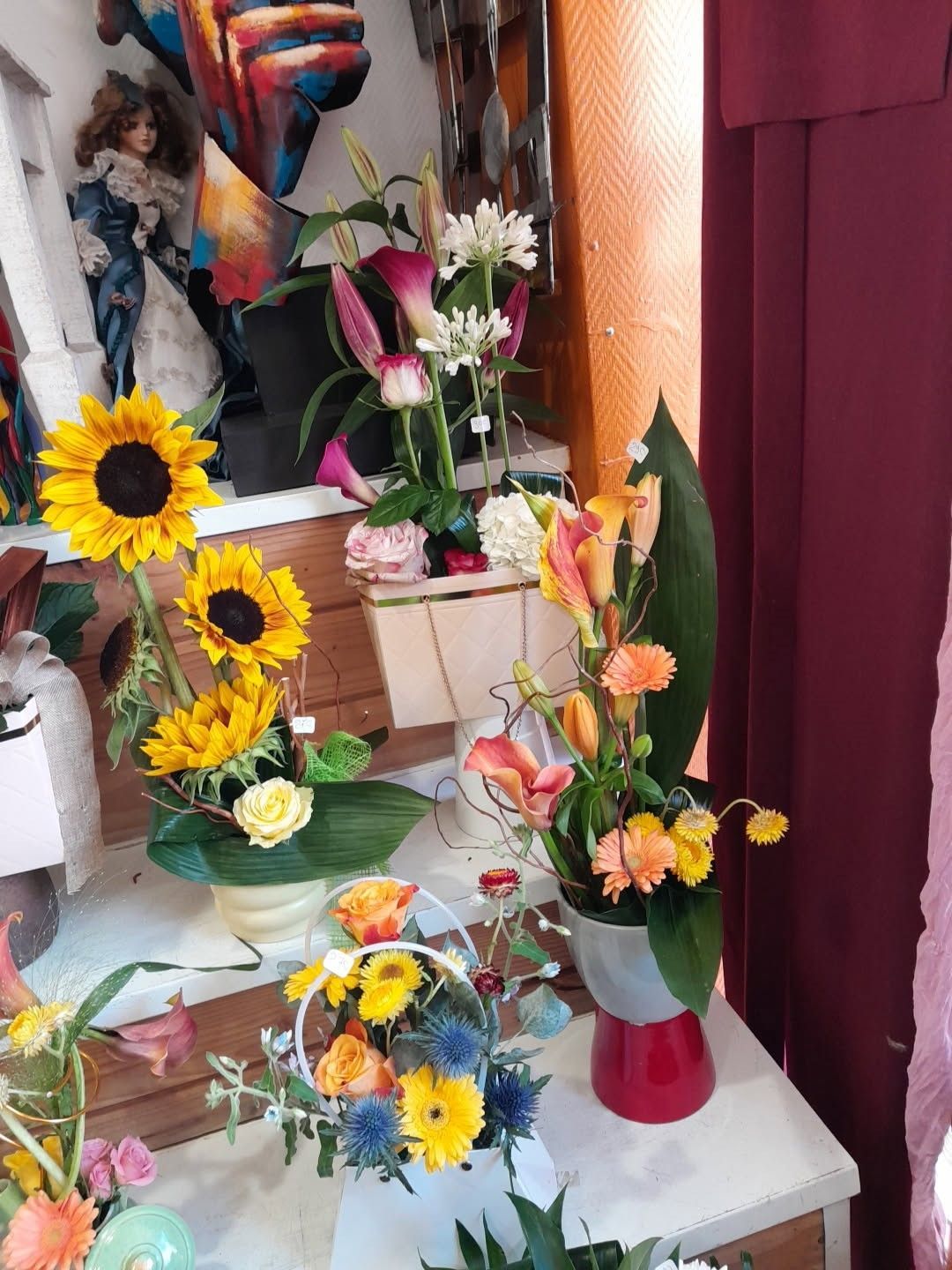 Plusieurs compositions de fleurs 