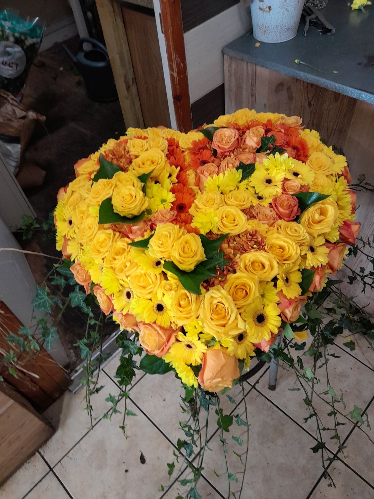 Cœur coussin de deuil jaune