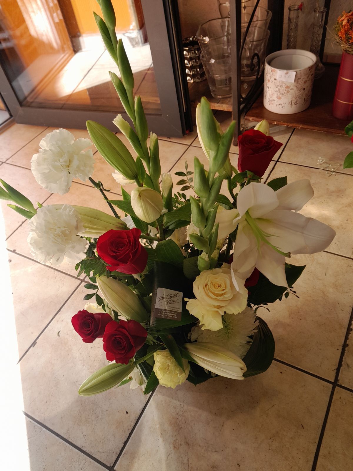 Bouquet de fleurs blanches et de plantes