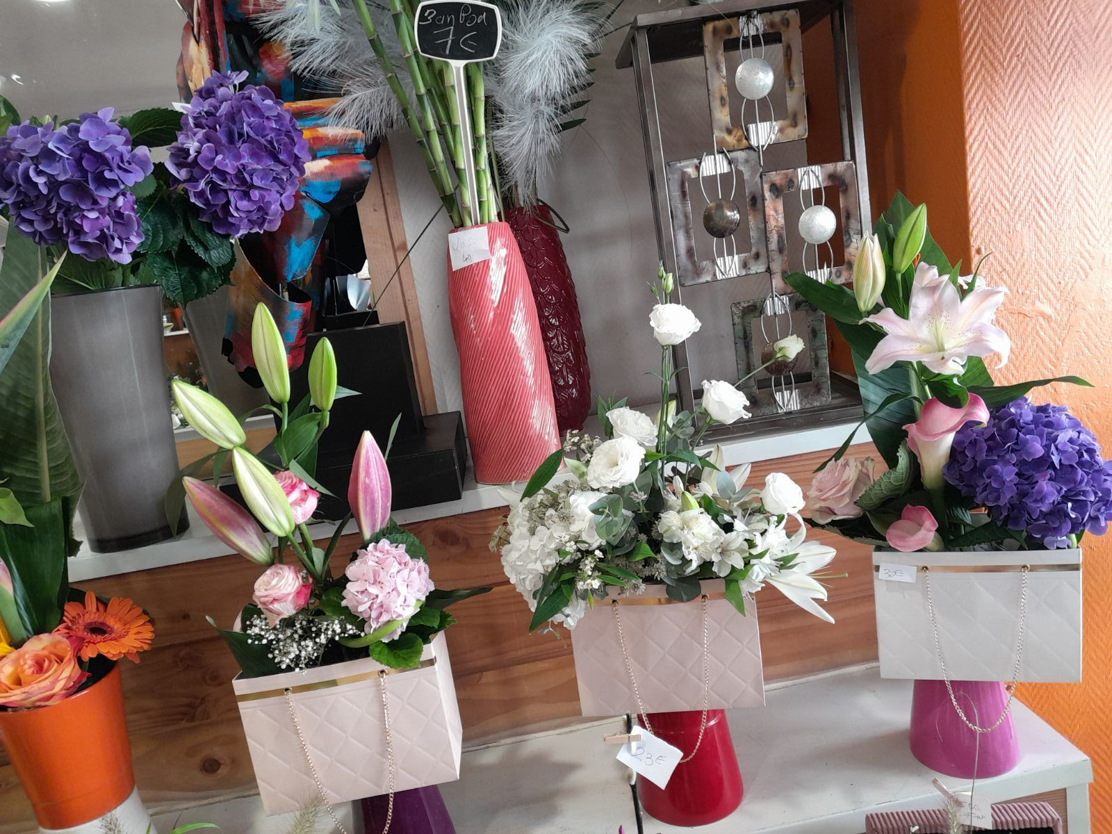 Compositions florales devant un miroir