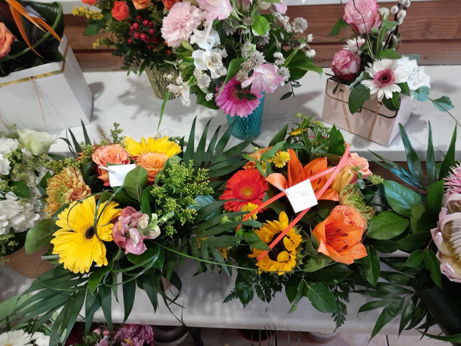 Composition florale avec des plantes vertes