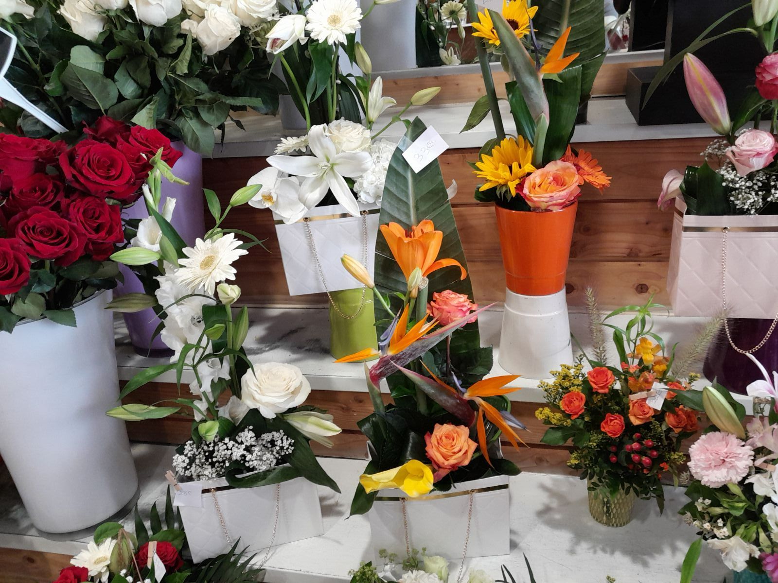 Compositions florales avec des fleurs de toutes les couleurs