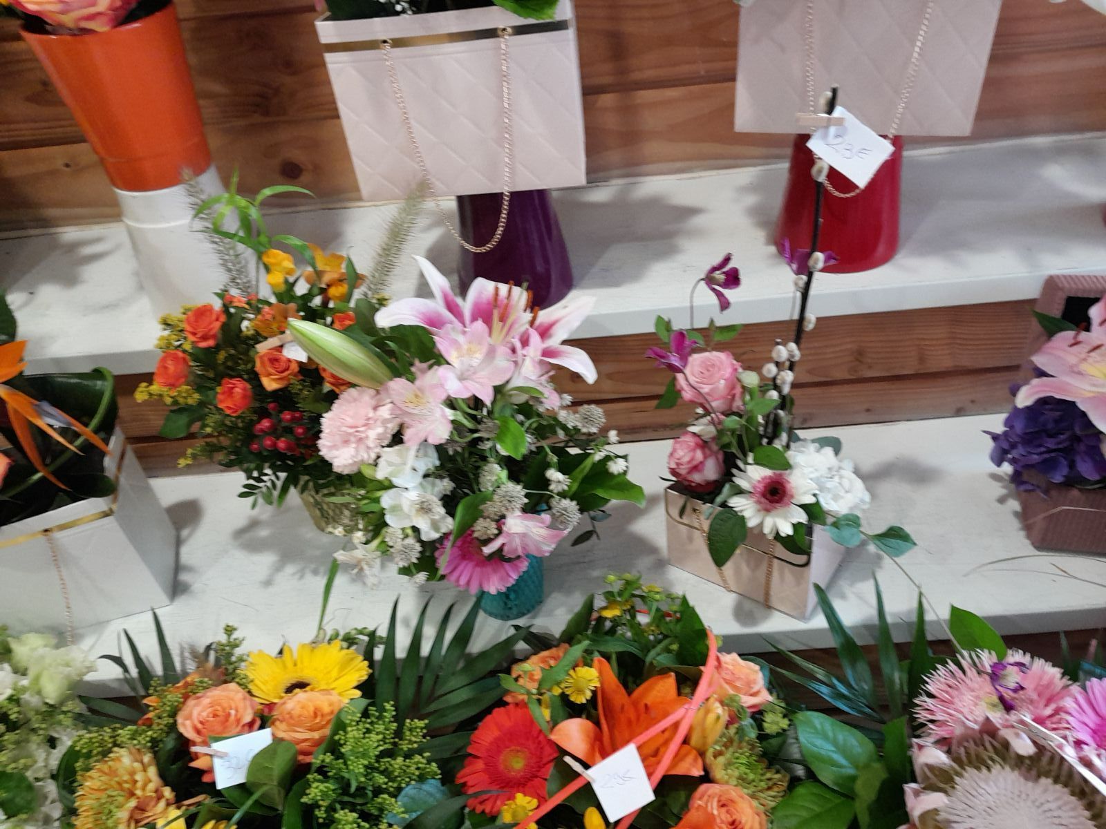 Compositions florales sur des étagères