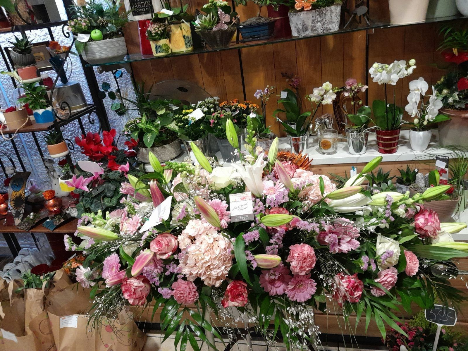 Présentation d'un dessus de cercueil sur une table de la boutique