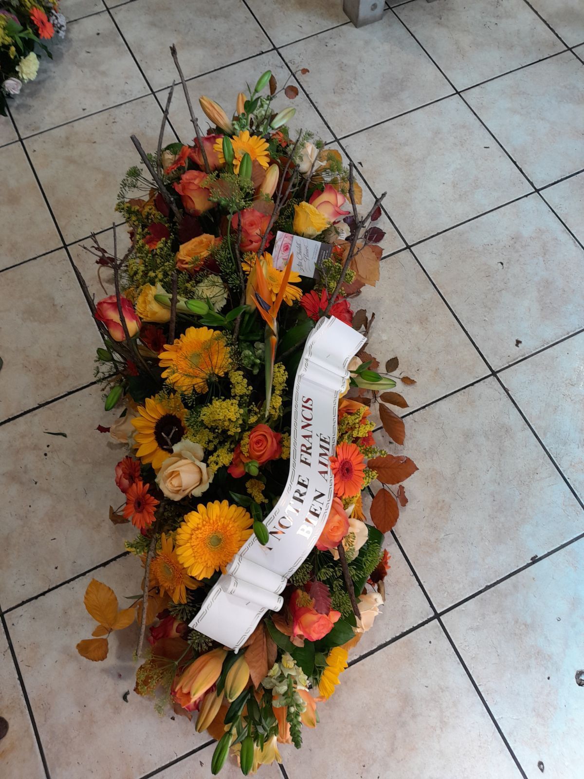 Dessus de cercueil composé de tournesols et d'autres fleurs