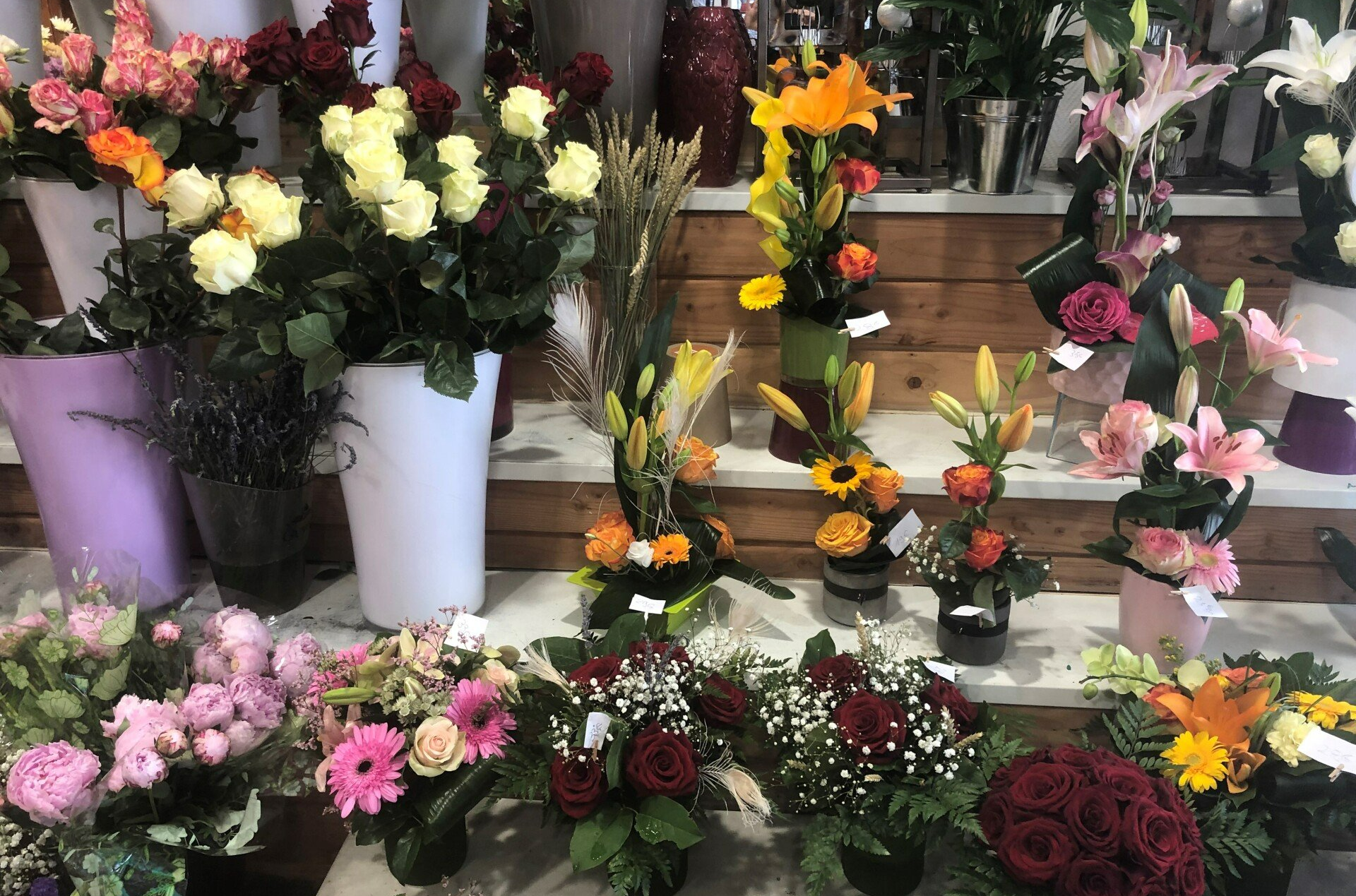 Bouquets de fleurs dans la boutique au chalet fleuri
