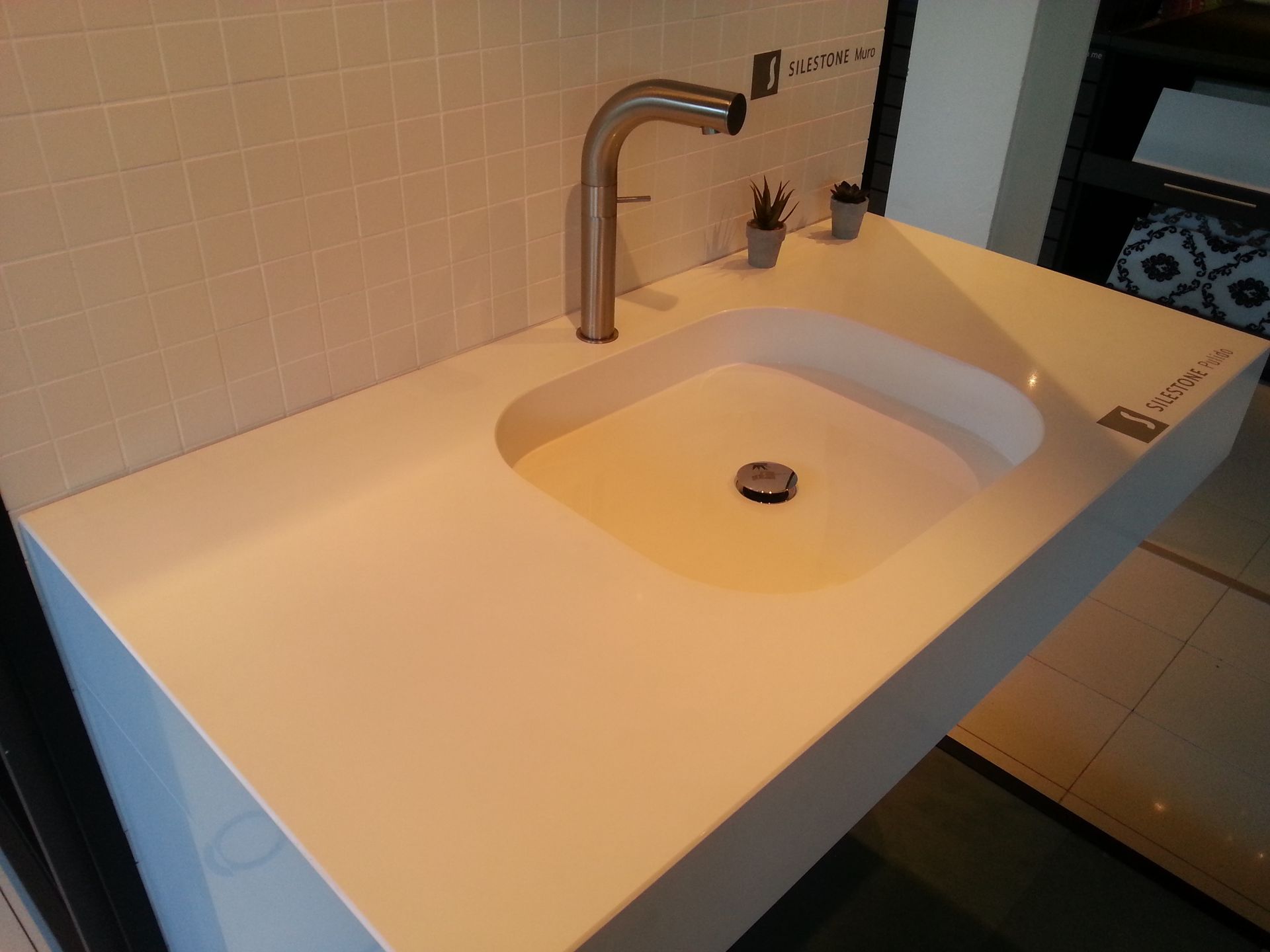 Un lavabo de baño con un grifo encima