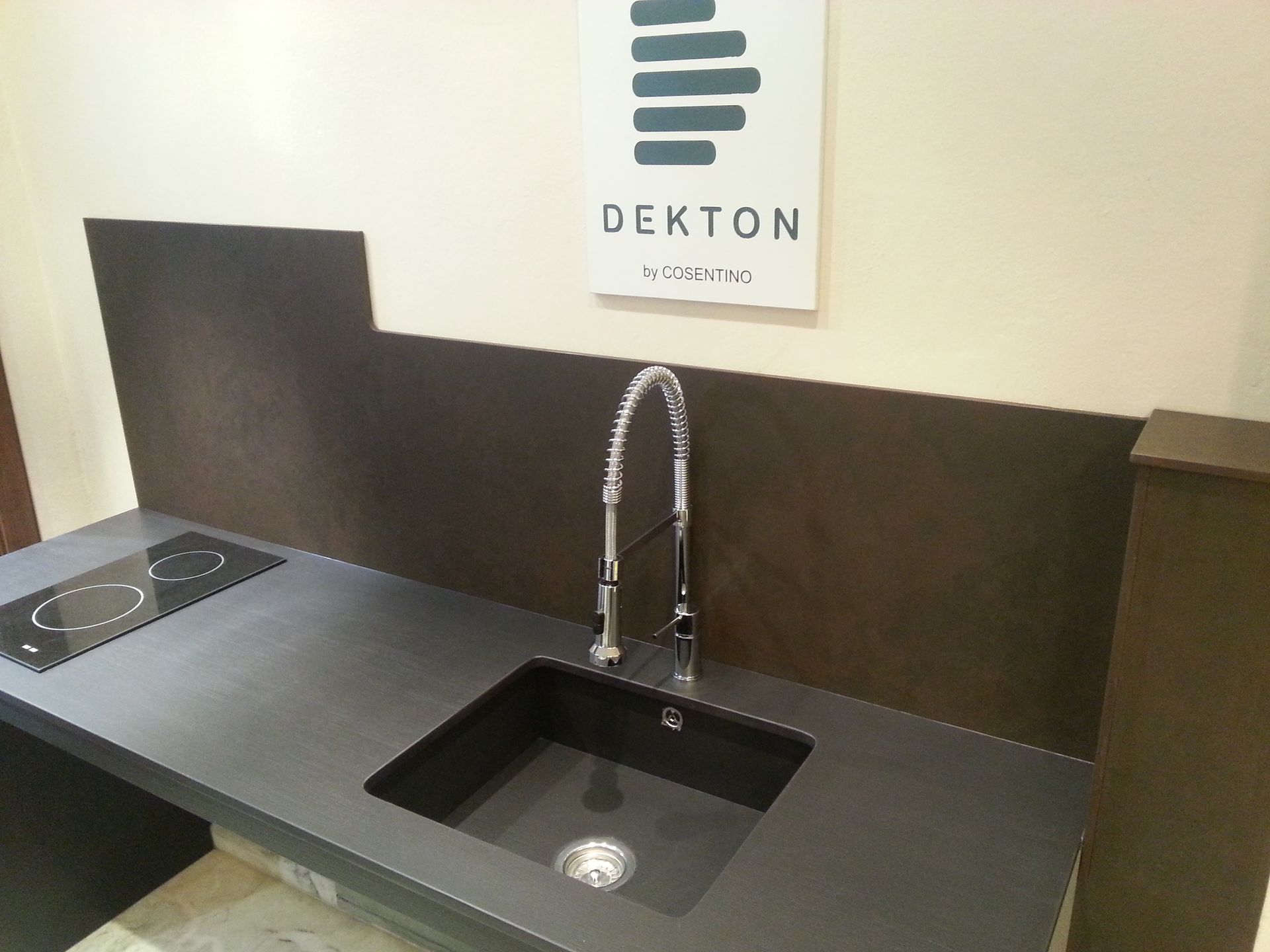 Una cocina con fregadero y un cartel que dice dekton