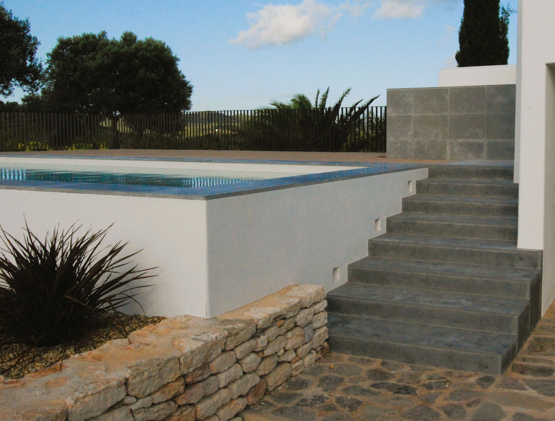 Una piscina con escaleras que conducen a ella.