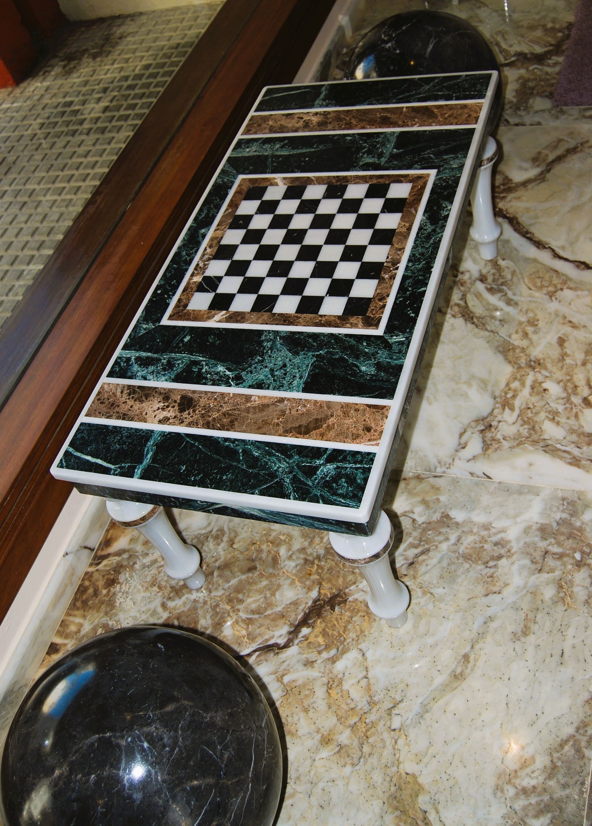 Una mesa de mármol con un tablero a cuadros encima