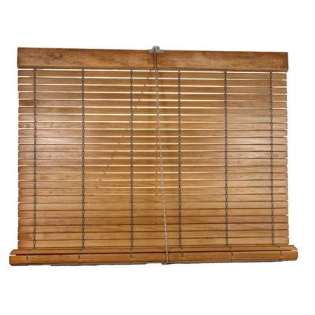 Un primer plano de una persiana de madera sobre un fondo blanco.