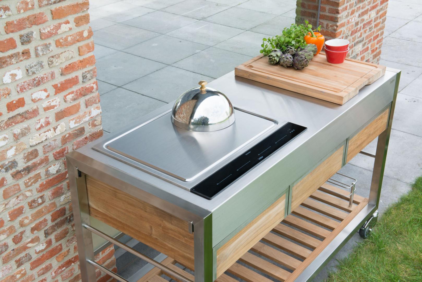 Gros plan sur cuisine mobile d'extérieur avec accessoires BBC, Wok ou ind+ par Isulella Piscine