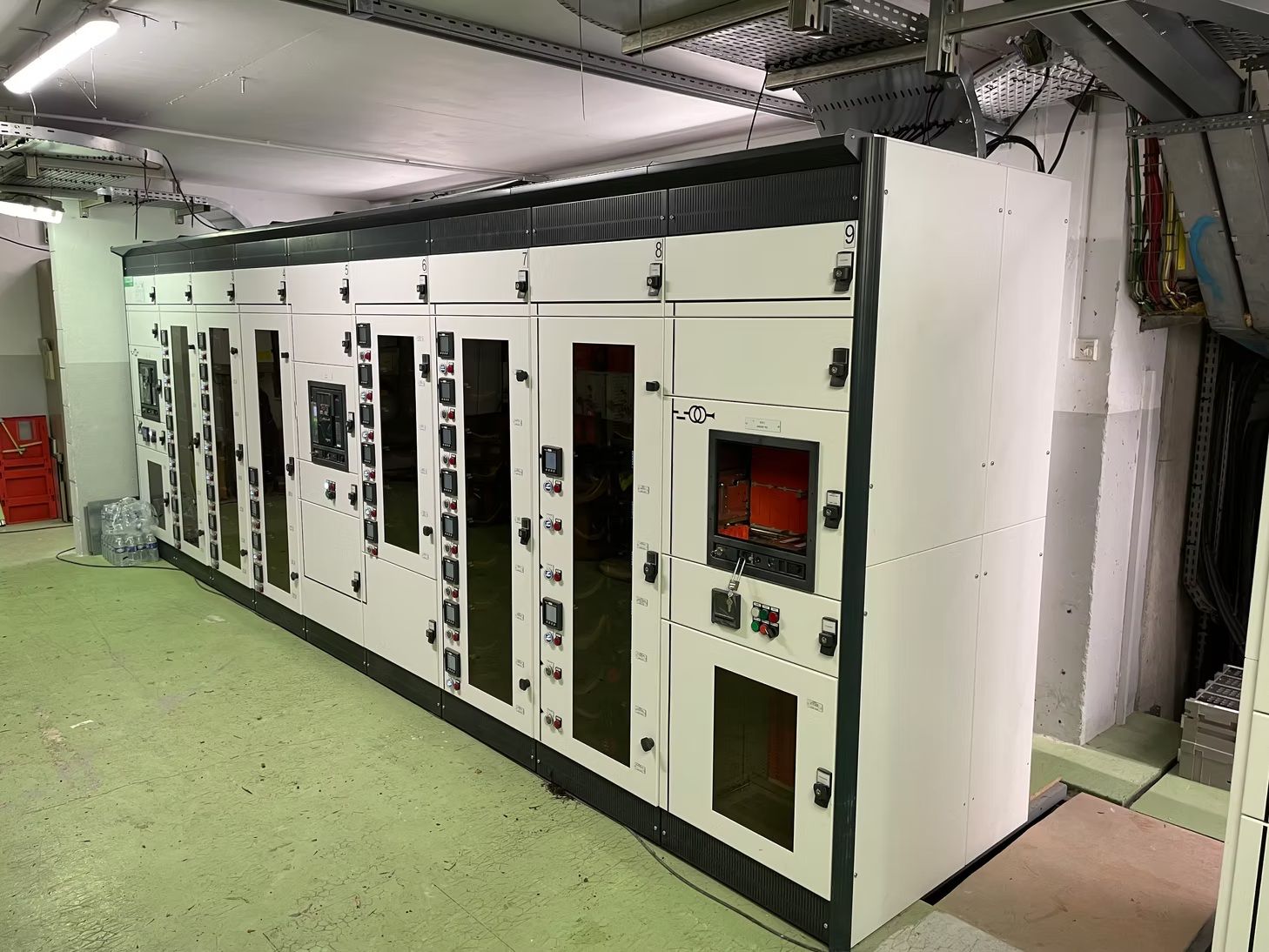 Armoires de commande électrique industrielles dans un local technique