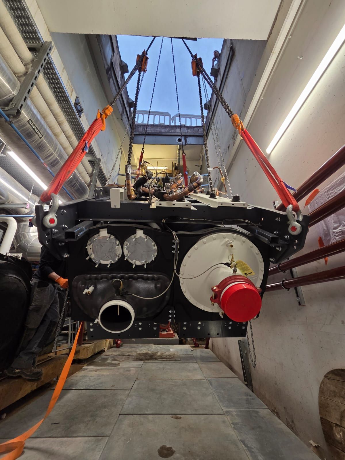 Grande machine industrielle suspendue dans un tunnel en béton