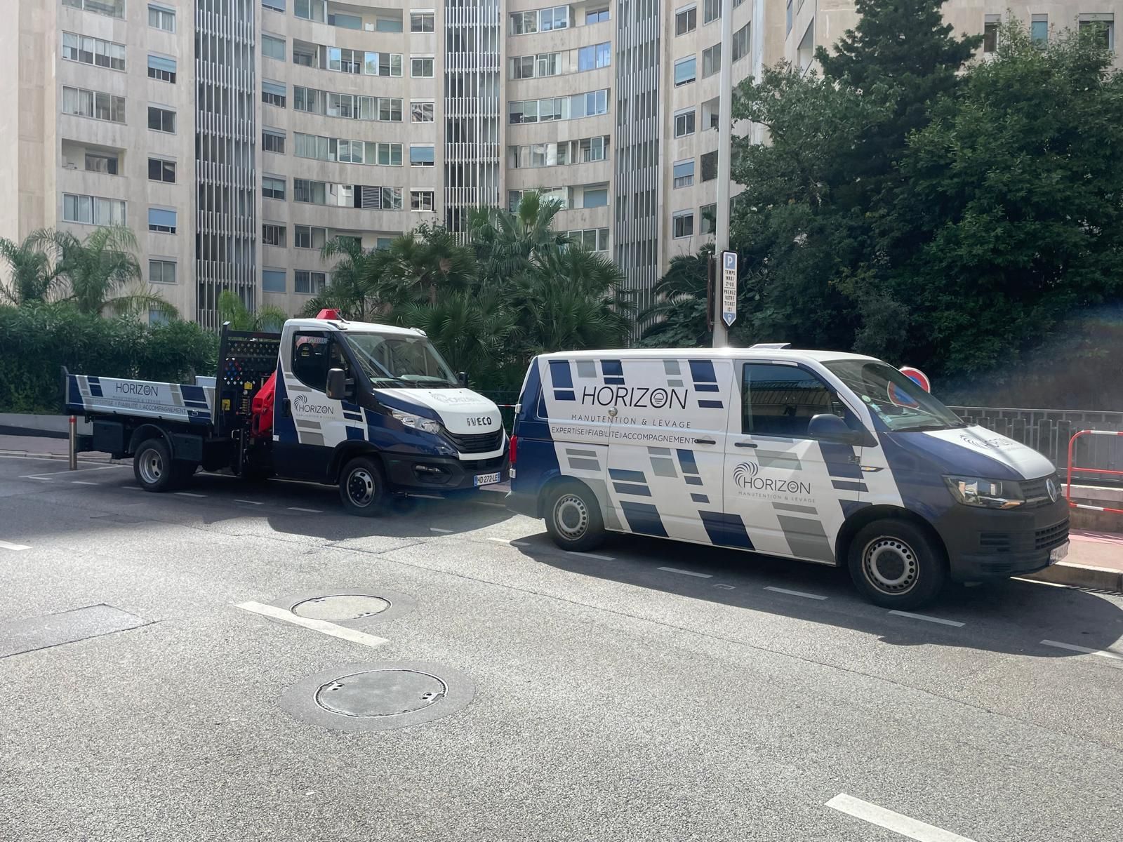 Deux véhicules de service garés dans une rue en ville