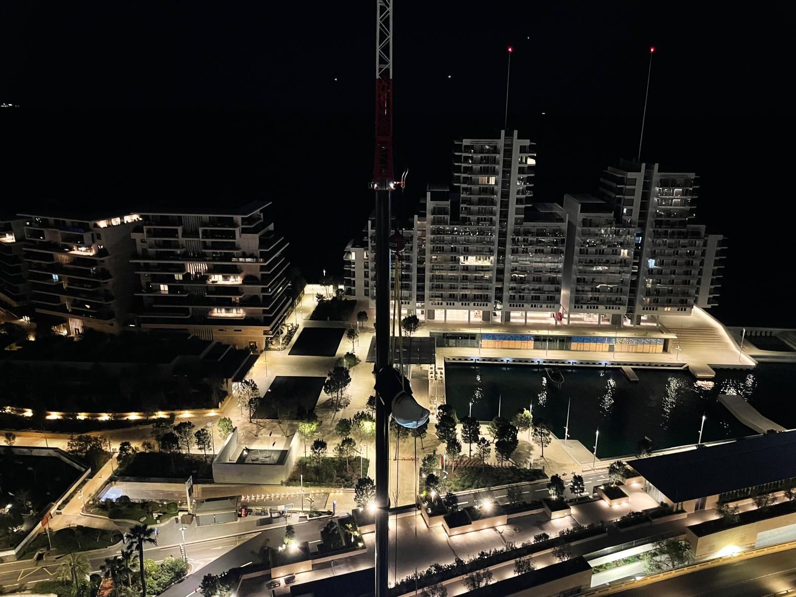 Vue nocturne d’une ville avec des immeubles résidentiels éclairés