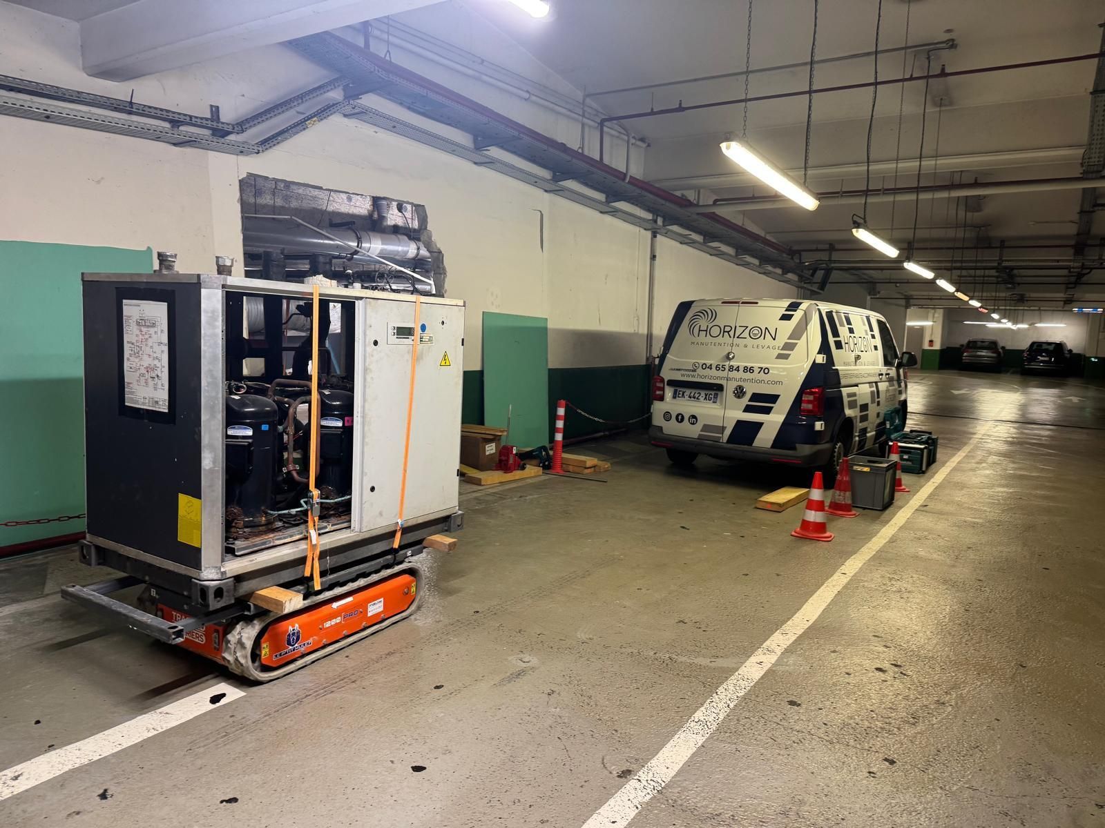 Parking avec une camionnette de service et un engin de maintenance près de cônes de signalisation