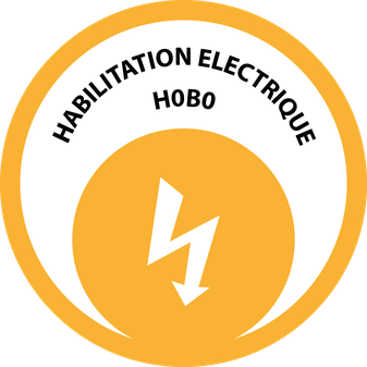Panneau circulaire orange signalant un danger électrique, avec l’inscription « Habilitation électrique H0B0 » et un éclair 