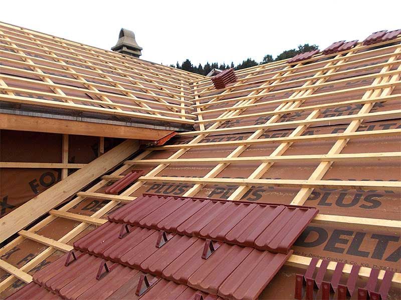 Dachziegeleindeckung im Entstehen