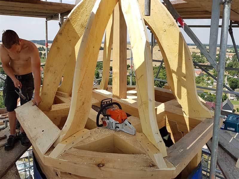 Neue Laternenhaube eines Kirchturmes