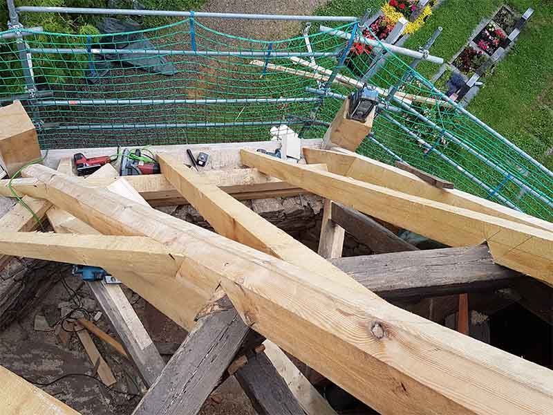 Dachinstandsetzung im Chorbereich einer alten Kapelle