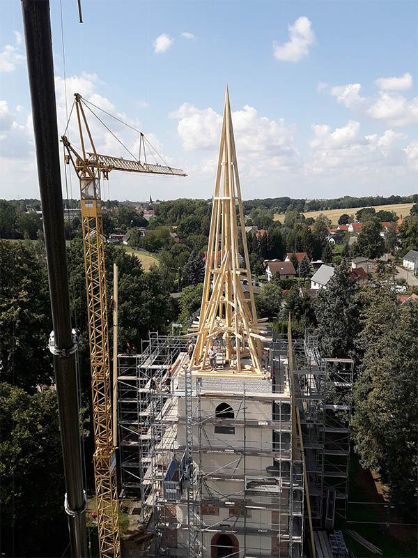 Neubau der Kirchturmspitze in Niederwiera