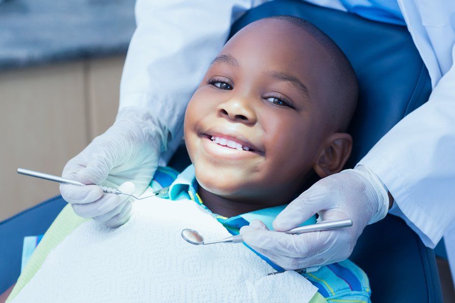 Enfant souriant chez le dentiste