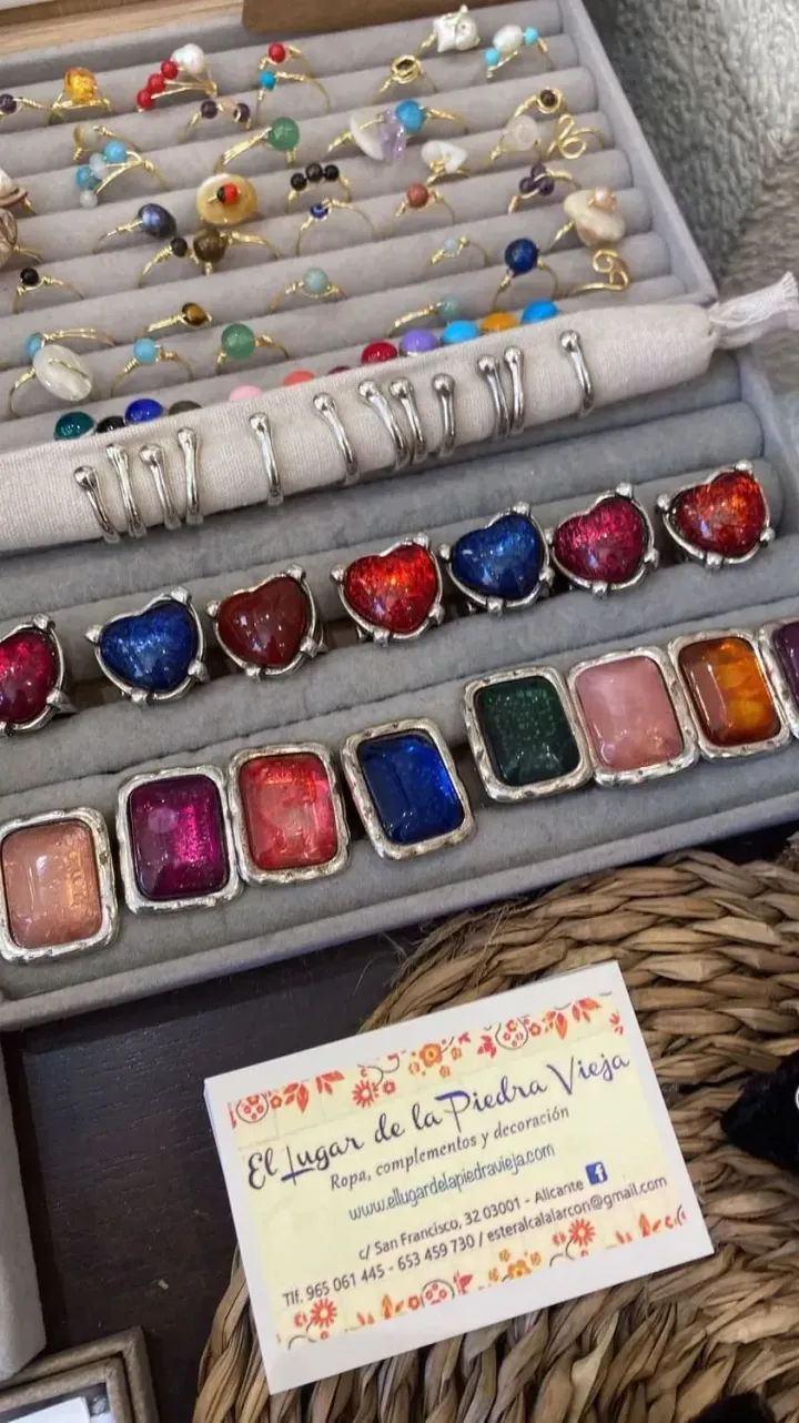 Una bandeja de anillos con una tarjeta que dice 'rings de la ducha'.