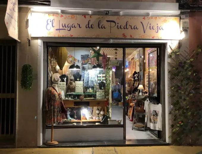 A store front with a sign that says el lugar de la piedra vieja