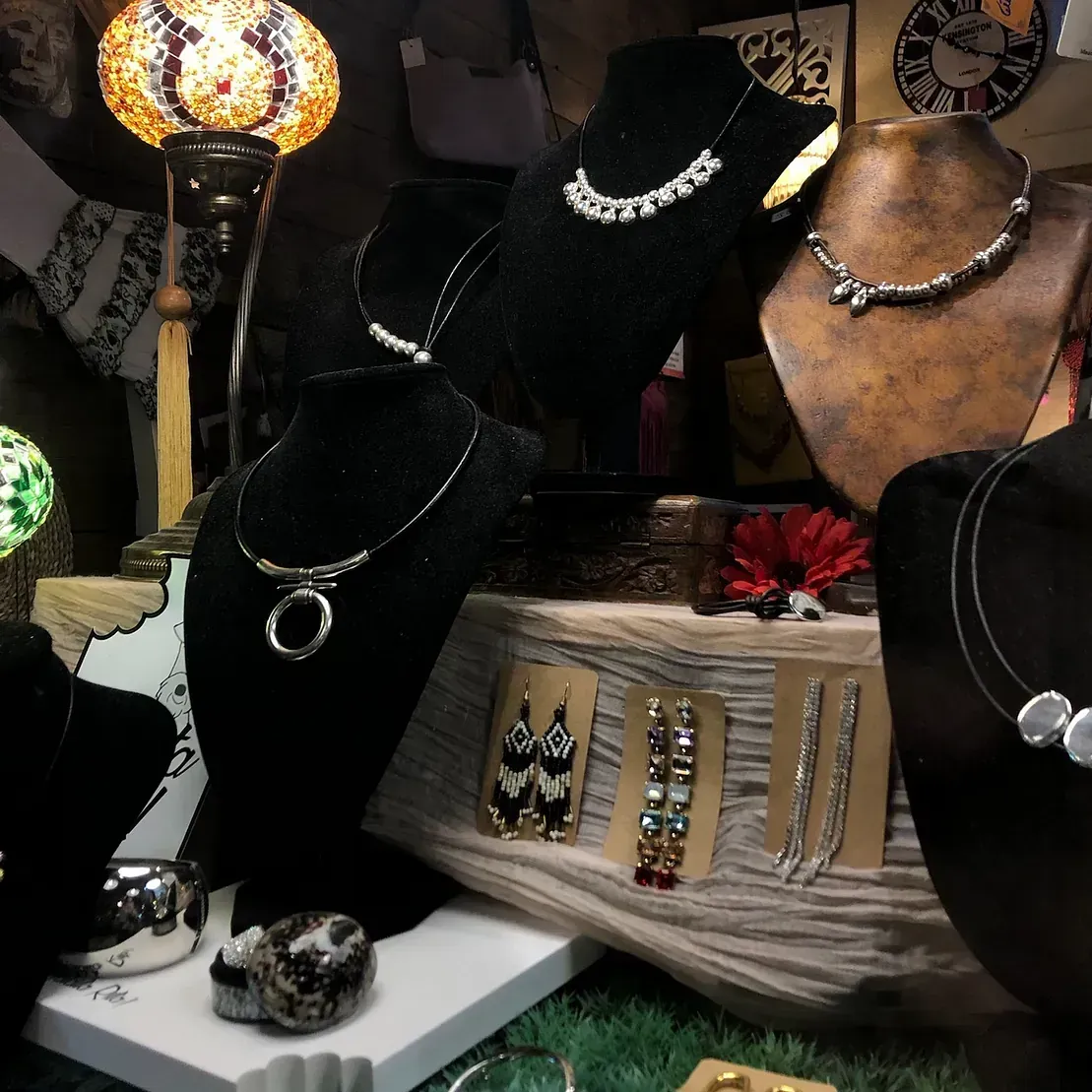 Una exhibición de joyas que incluye collares y aretes