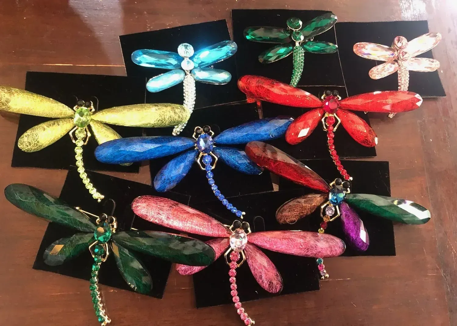 Un montón de libélulas están sentadas en una mesa.