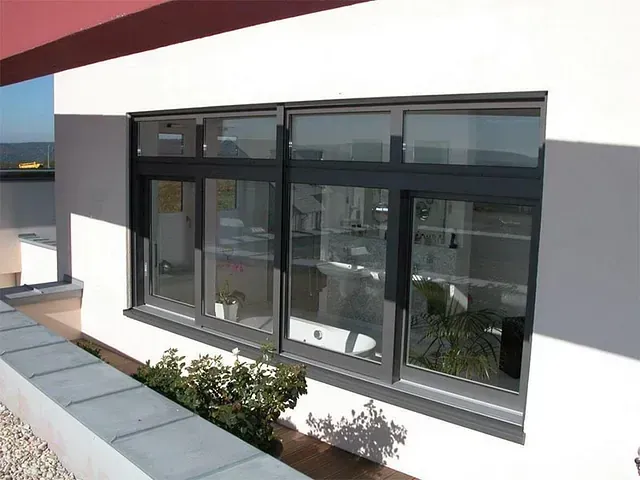Una gran ventana en el lateral de un edificio